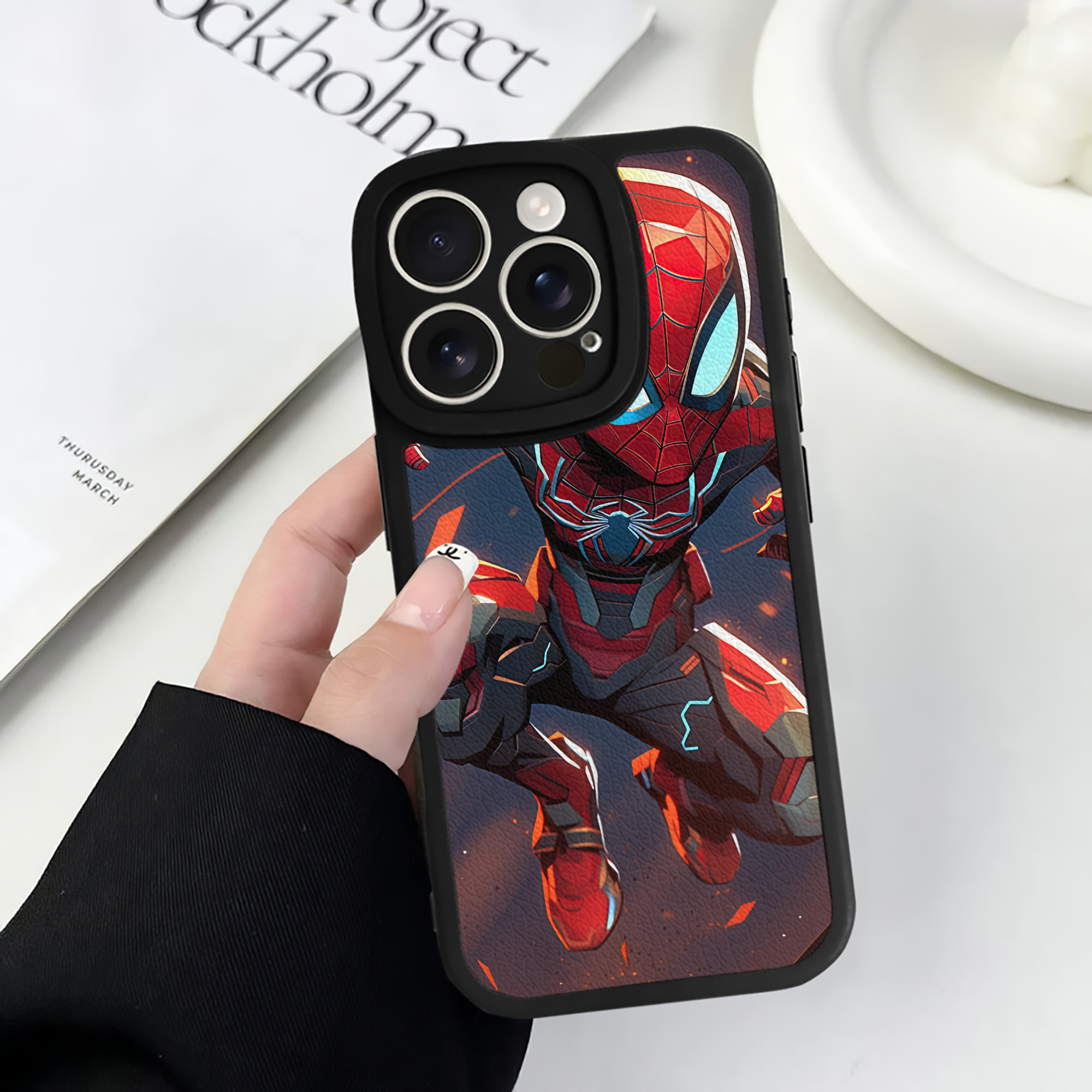 Spider Man スパイダーマン 【iPhone 16シリーズ対応】シリコンスマホケース（レザー調） 材質：シリコン